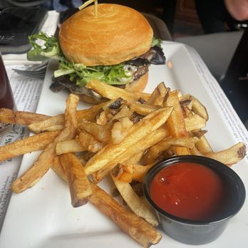 Marion Hose Bar - Wellington - Gastropubs Near Me - Jim Thorpe, Pennsylvania Marion Hose Bar - Wellington - Gastropubs Near Me - Jim Thorpe, Pennsylvania