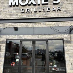 Moxies Red Deer Restaurant - Outside view