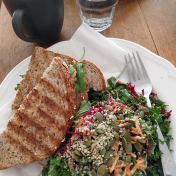 The Quirky Carrot - Americano, sandwich au poulet + salade de kale - Cafes Near Me - Alexandria, Ontario The Quirky Carrot - Americano, sandwich au poulet + salade de kale - Cafes Near Me - Alexandria, Ontario