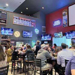 Draft House Bar & Restaurant - Picture of interior