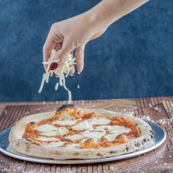 Leighton's Pub - Build Your Own Pizza at Lincoln's Pub