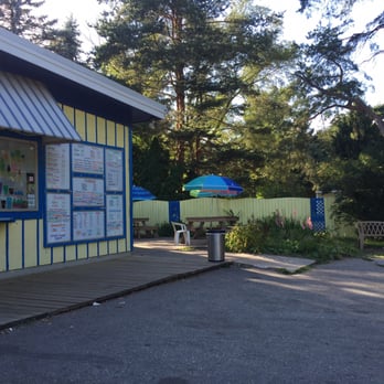 Dairy Dayz - Outdoor seating area - Ice Cream & Frozen Yogurt Near Me - Saugatuck, Michigan
