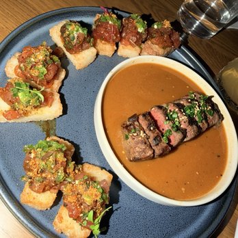 Earls Kitchen + Bar - Steak and crispy rice - Cocktail Bars Near Me - Honolulu, Hawaii Earls Kitchen + Bar - Steak and crispy rice - Cocktail Bars Near Me - Honolulu, Hawaii