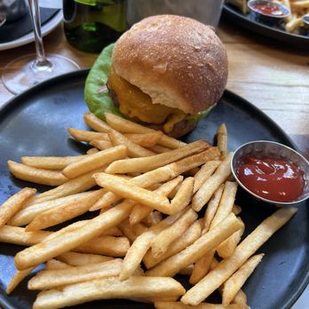 Cru Cellars - Cru Burger - Wine Bars Near Me - Tampa, Florida