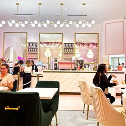 Cafe Lola - Instagrammable decor