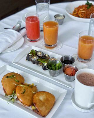 Four Seasons Hotel Toronto by null