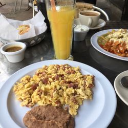 Cafeteria De Rossi - Scrambled eggs with chorizo is a good choice