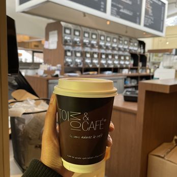 Toi Moi & Café - a hand holding a cup of coffee - Coffee & Tea Near Me - Rosemère, Quebec Toi Moi & Café - a hand holding a cup of coffee - Coffee & Tea Near Me - Rosemère, Quebec