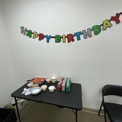 Came with 2 trays of salad, 16 canned drinks and tubs of their ranch and Smokey ranch