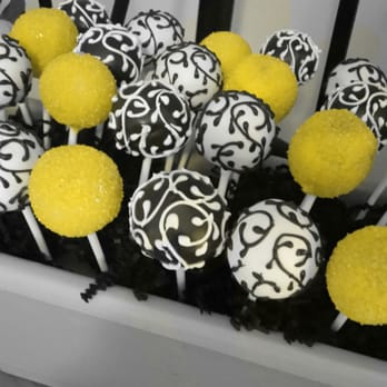 Dessert Mom - black and white cake pops in a vase - Desserts Near Me Dessert Mom - black and white cake pops in a vase - Desserts Near Me