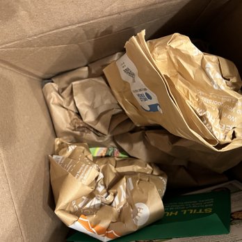 Hello Fresh - Box without proper insulating - this is meat guys! - Food Delivery Services Near Me Hello Fresh - Box without proper insulating - this is meat guys! - Food Delivery Services Near Me
