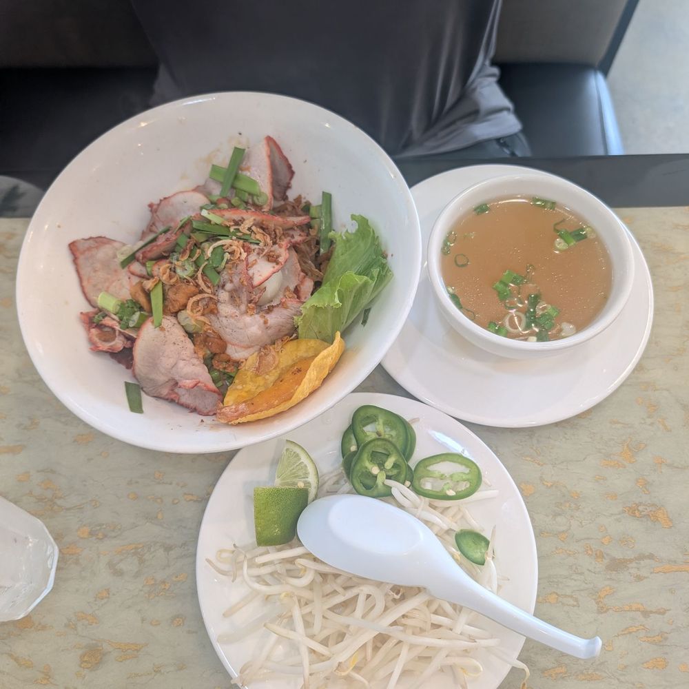 Rice noodle with broth on the side (hủ tiếu khô) Rice noodle with broth on the side (hủ tiếu khô)