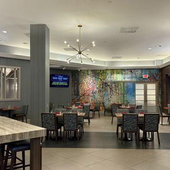 Crowne Plaza Edison - Hotels Near Me - Edison, New Jersey