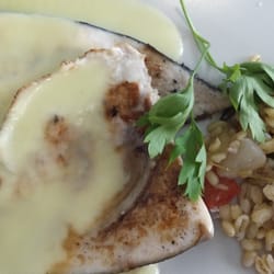 La Ajedrea Bistro - Emperador con salsa de ajos tiernos