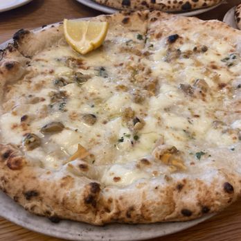 Motorino Pizza - Cherrystone Clam (white) - it was good but if you don't like olives, you should tell them to leave it out. - Pizza Near Me - Village, New York