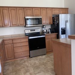 Rosi house cleaning services - kitchen cabinets sink clean