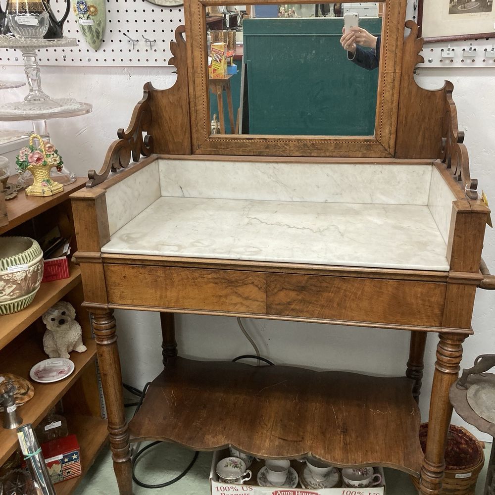 Crossroads Antique Mall - Antiques Near Me - Hershey, Pennsylvania