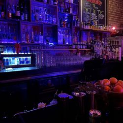 Dean's Downtown - Expansive Bar
