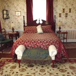 Hummingbird's Home Bed & Breakfast - Bedroom