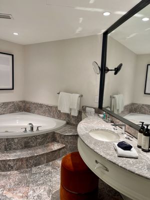 Vogue Hotel Montreal Downtown, Curio Collection by Hilton by null