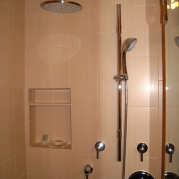 Eden Vale Inn - Shower in Juniper - Bed & Breakfast Near Me - Placerville, California