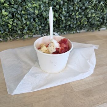 Yagoot - White peach with toppings - Ice Cream & Frozen Yogurt Near Me - Salt Lake City, Utah Yagoot - White peach with toppings - Ice Cream & Frozen Yogurt Near Me - Salt Lake City, Utah
