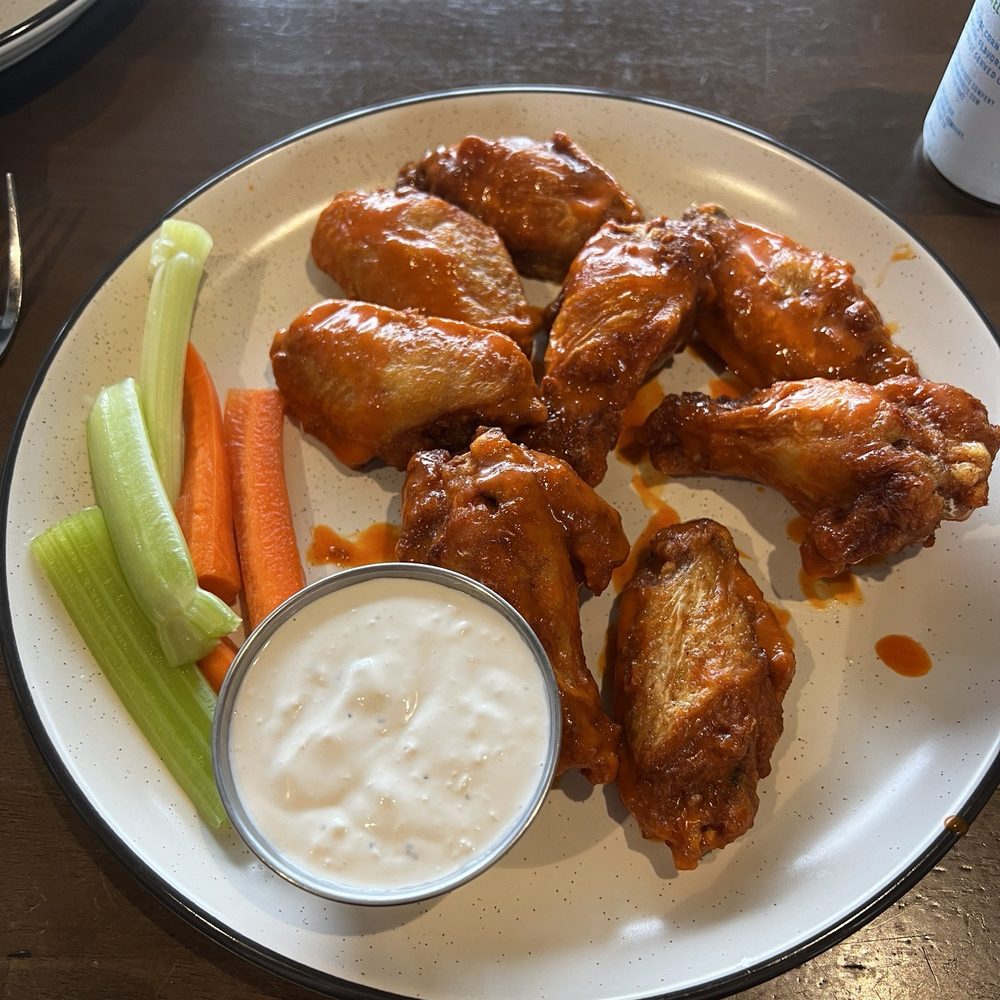 Delish extra crispy buffalo wings and blue cheese Delish extra crispy buffalo wings and blue cheese