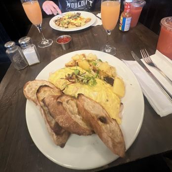 Stanz Cafe - Turkey and Avocado omelette with potatoes. The drinks were blood orange mimosas. Fantastic - Cafes Near Me - Larchmont, New York