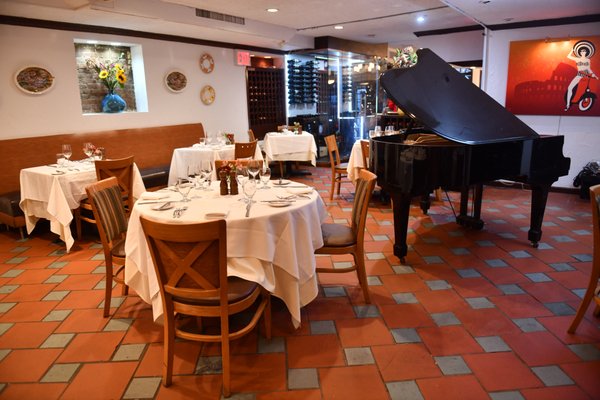 Nino's by null