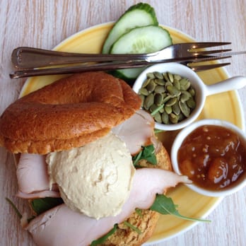 Bagels & Beans - Wortel bagel met chicken chutney met gerookte kip hummus en mango-chutney - Bagels Near Me - Amsterdam, New Hampshire