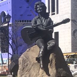 Dolly Parton statue.