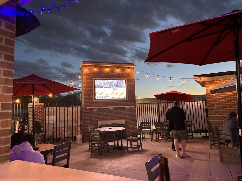 LOUIES LOUNGE & LAUNDROMAT Updated September 2024 26 Photos 2214 SW 10th Ave, Topeka