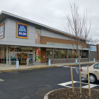 ALDI - a car parked in front of a aldi store - Grocery Near Me - Columbus, Ohio
