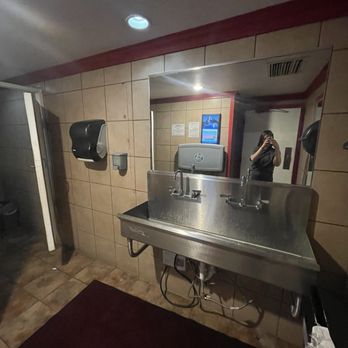 Nate's Seafood and Steakhouse - Bathroom - Seafood Near Me - Addison, Texas