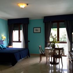 Ulisse Deluxe Hostel - Spacious room with lots of sunlight