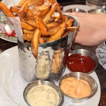Tanner Smiths - Truffle Parmesan Hand Cut Fries - Cocktail Bars Near Me - New York, New York Tanner Smiths - Truffle Parmesan Hand Cut Fries - Cocktail Bars Near Me - New York, New York