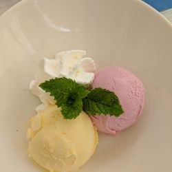 Dalt Vila - House ice cream: mango & strawberry. Rating: Ordinary.
