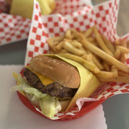 Cheeseburger w/ fries