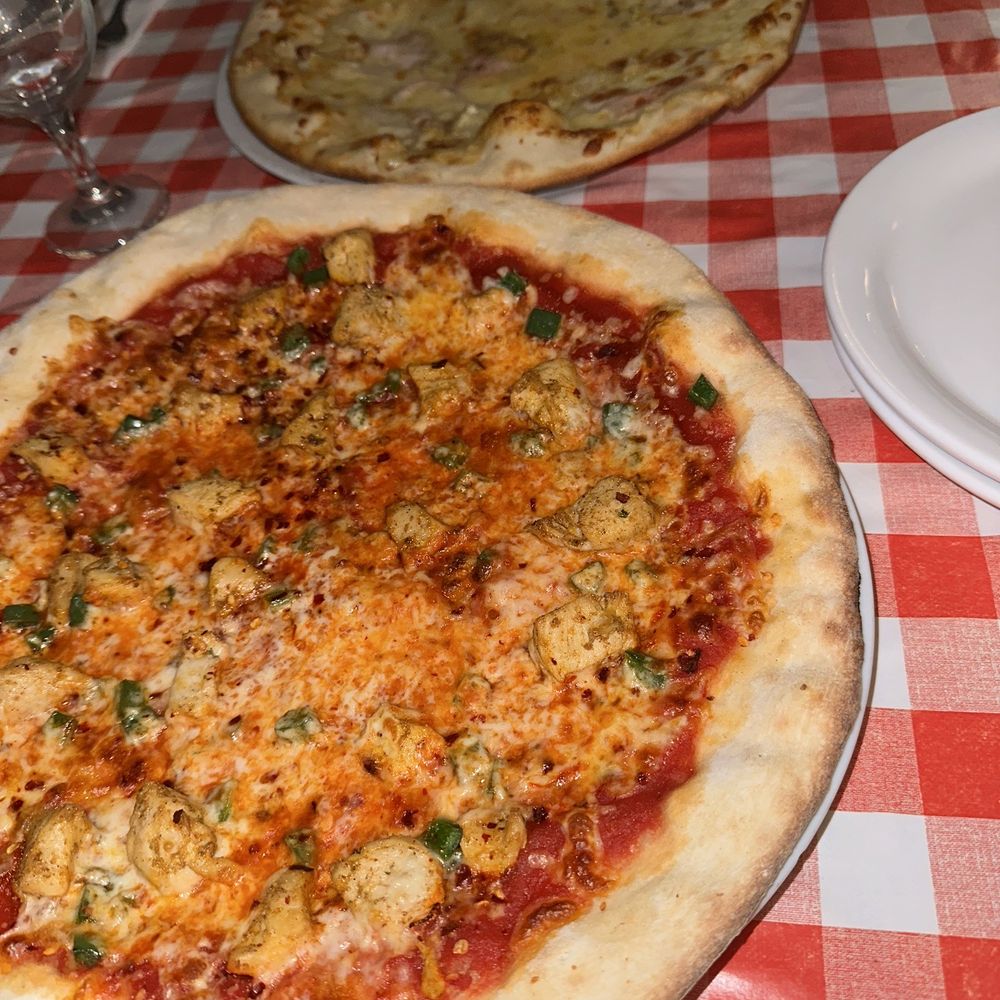 El diablo pizza (spiciest pizza on the menu)