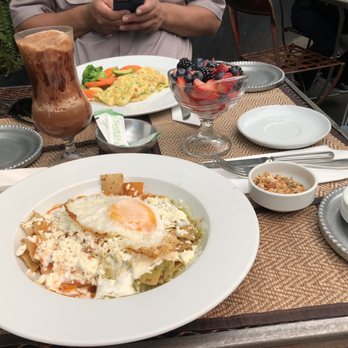 Maque - Chilaquiles divorciados, fruta, omelette, cafe - Breakfast & Brunch Near Me - México, D.F., DIF Maque - Chilaquiles divorciados, fruta, omelette, cafe - Breakfast & Brunch Near Me - México, D.F., DIF
