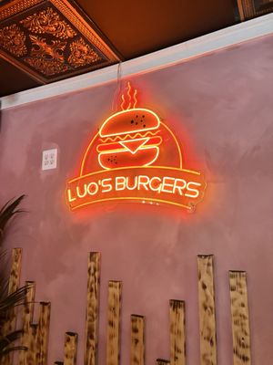 Luo’s Burgers by null
