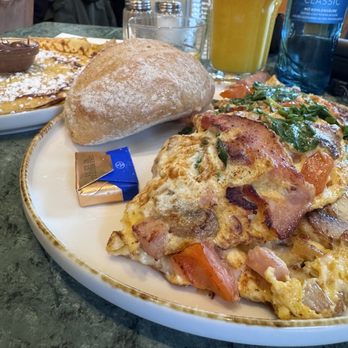 Café Karin - Omelette with whatever you decide to get with it and a side of pancakes - Breakfast & Brunch Near Me - Frankfurt, HE Café Karin - Omelette with whatever you decide to get with it and a side of pancakes - Breakfast & Brunch Near Me - Frankfurt, HE
