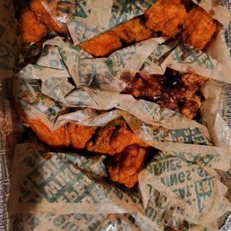 a tray of fried chicken wings