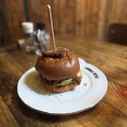 Cannibale Royale - Burger topped with pulled pork