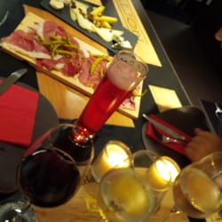 Karafe - Vins, assiettes de fromage et de charcuterie.
