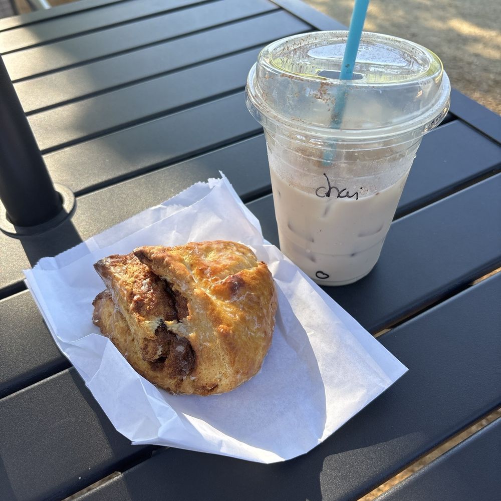 Scone and Metolius Chai Tea-ICED Scone and Metolius Chai Tea-ICED