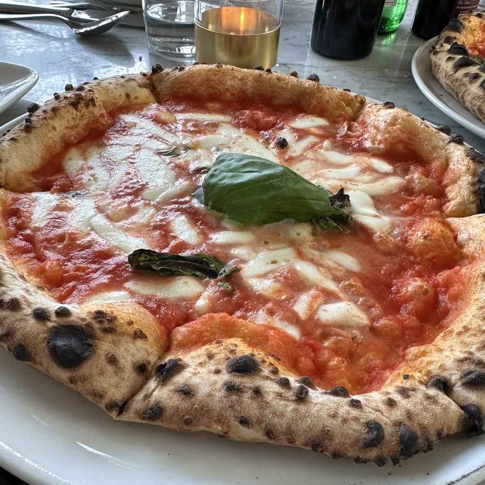 Più - Pizza Margherita - Italian Near Me - Zürich, ZH