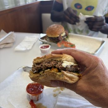 Burger Lounge - The classic - Burgers Near Me - Santa Monica, California Burger Lounge - The classic - Burgers Near Me - Santa Monica, California