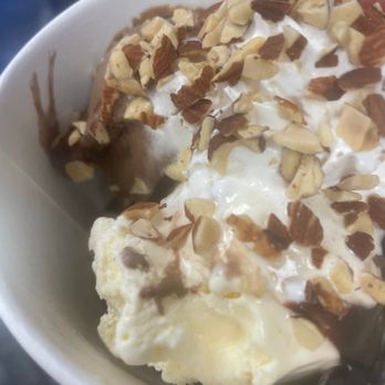 Baskin-Robbins - Brownie Sundae - Ice Cream & Frozen Yogurt Near Me - Las Vegas, Nevada Baskin-Robbins - Brownie Sundae - Ice Cream & Frozen Yogurt Near Me - Las Vegas, Nevada