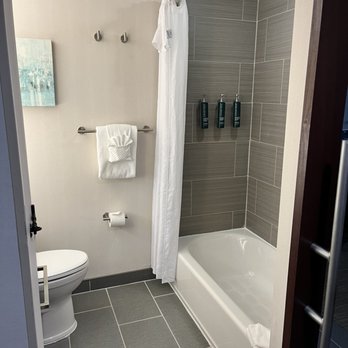 DoubleTree by Hilton Omaha Southwest - Bathroom - Hotels Near Me - Omaha, Nebraska
